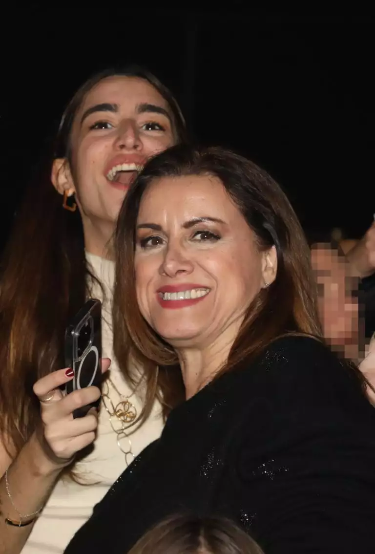 Άννα Δρούζα: Σπάνια βραδινή εμφάνιση με την 22χρονη κόρη της στα μπουζούκια 1 Άννα Δρούζα: Σπάνια βραδινή εμφάνιση με την 22χρονη κόρη της στα μπουζούκια