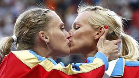 540890_2013-08-17-beijo-detalhe-Kseniya-Ryzhova-Tatyana-Firova-REUTERS-Grigory-Dukor-size-300