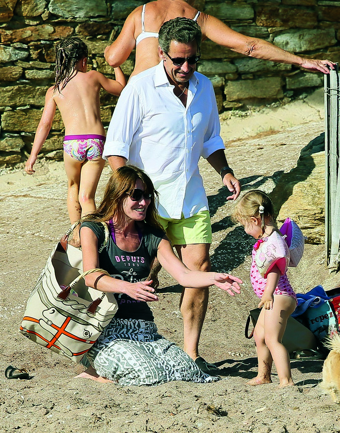 Exclusif - Nicolas Sarkozy, sa femme Carla Bruni-Sarkozy et leur fille Giulia sur la plage de Cavaliθres