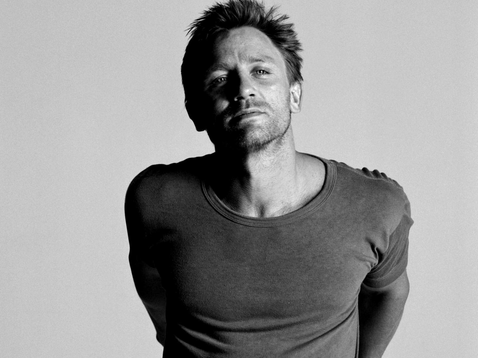 DANIEL CRAIG