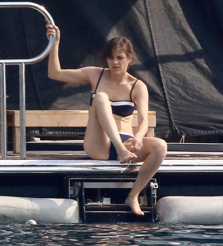 Marion-Cotillard-in-Bikini-Paddleboarding-2