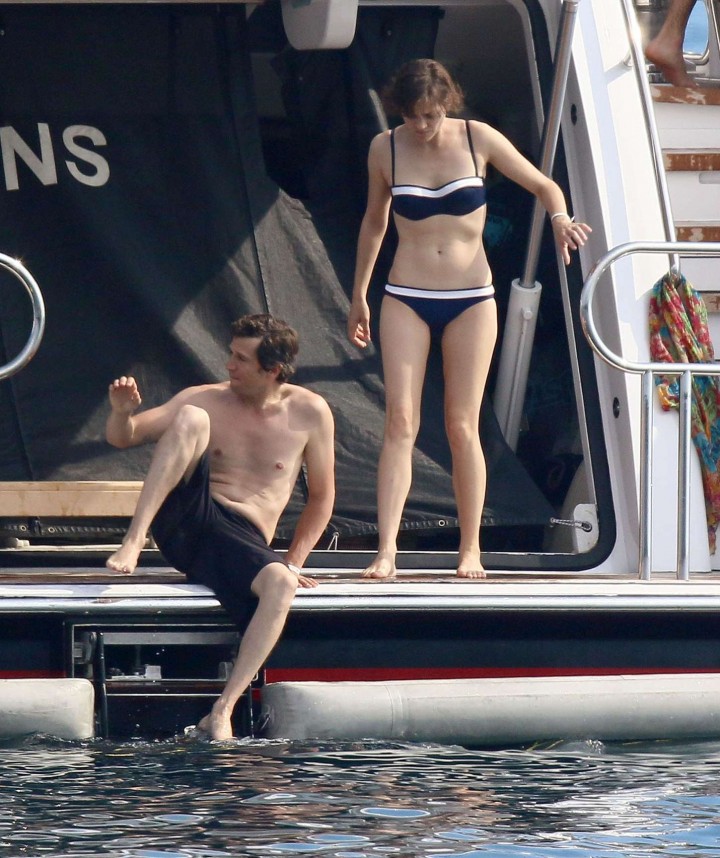 Marion-Cotillard-in-Bikini-Paddleboarding-7