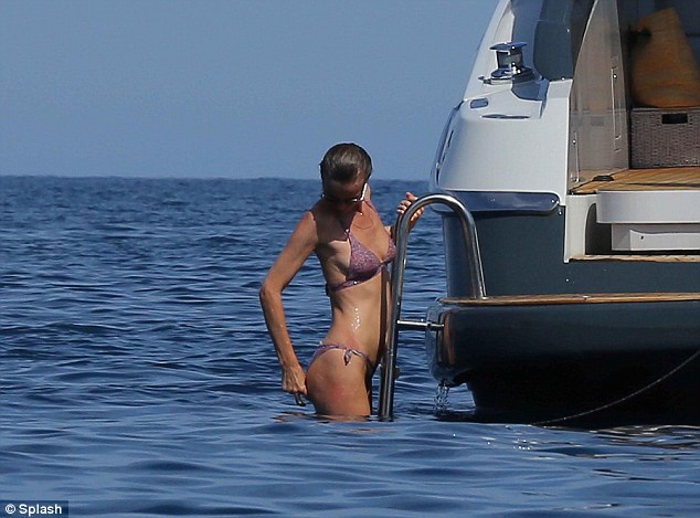 article-2715882-203ECD8400000578-497_634x469