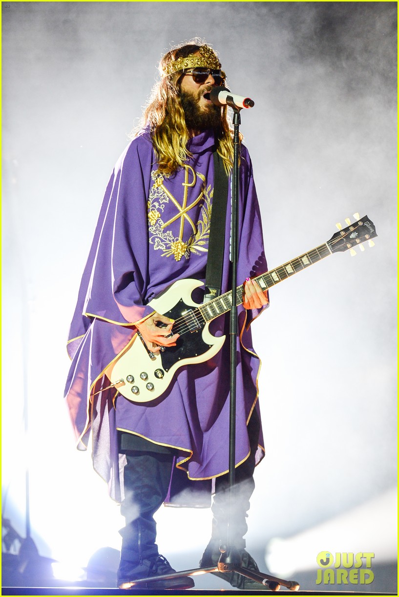 jared-leto-crowns-himself-king-at-30-seconds-to-mars-concert-01