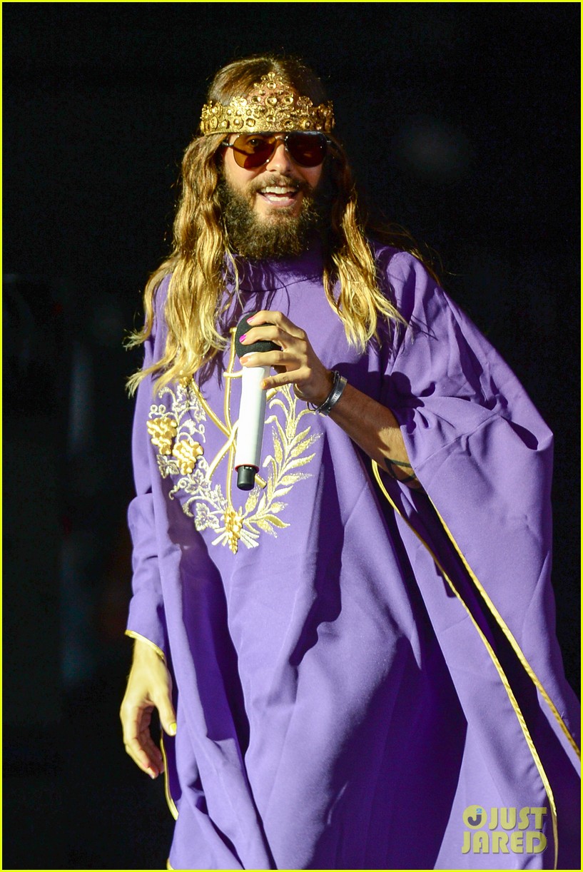 jared-leto-crowns-himself-king-at-30-seconds-to-mars-concert-02