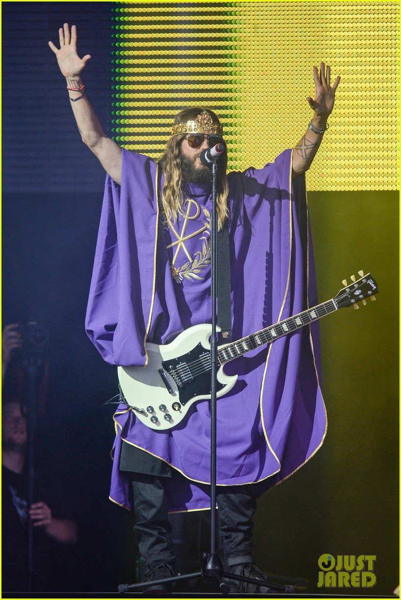 jared-leto-crowns-himself-king-at-30-seconds-to-mars-concert-03