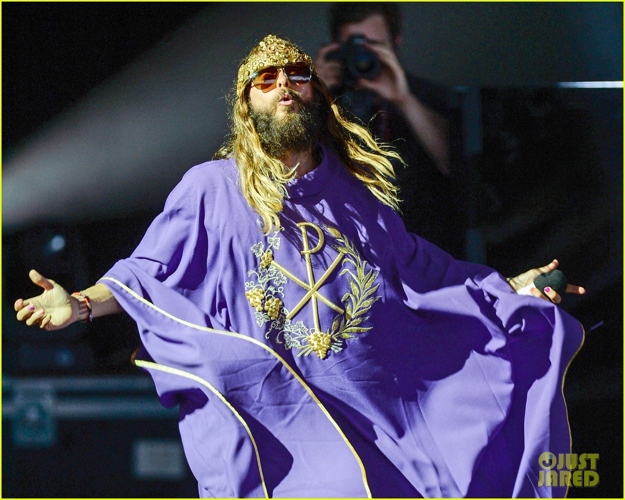 jared-leto-crowns-himself-king-at-30-seconds-to-mars-concert-04