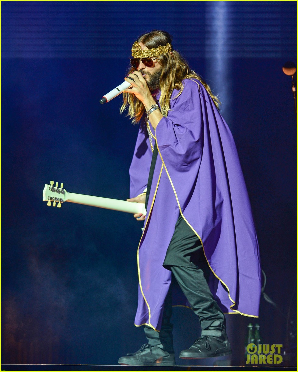 jared-leto-crowns-himself-king-at-30-seconds-to-mars-concert-05