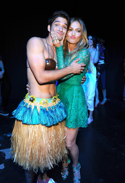 Jennifer Lopez and Tyler Posey pucker up backstage at 'Teen Choice Awards'