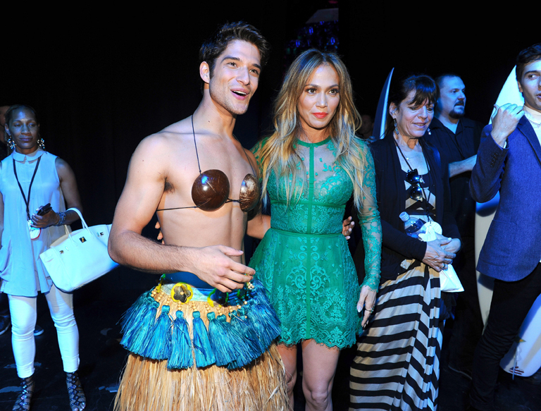 Jennifer Lopez and Tyler Posey pucker up backstage at 'Teen Choice Awards'
