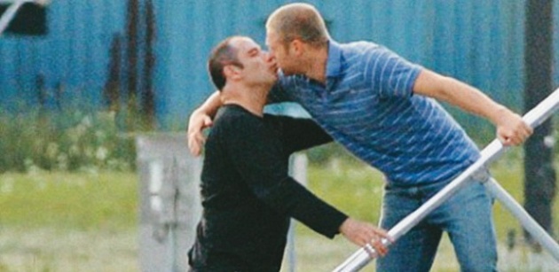 BG_John_Travolta_kiss_pilot_Doug_Gotterba