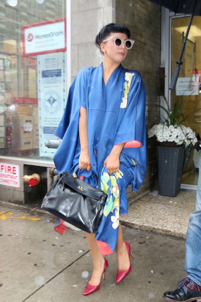 Lady Gaga wears heels to her yoga class
