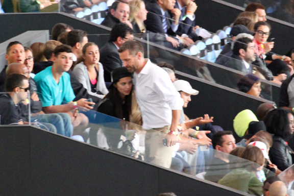 Adriana Lima introduces Tom Brady to her male friend at Maracana