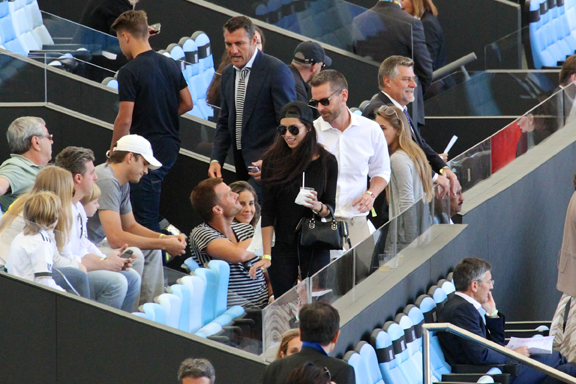 Adriana Lima introduces Tom Brady to her male friend at Maracana