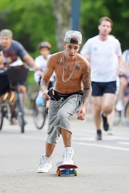 EXCLUSIVE: Justin Bieber seen skating through Central Park, with out a shirt and is joined by Usher in Central Park