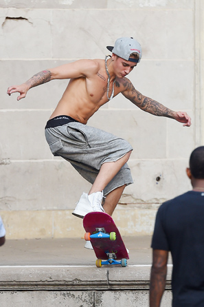 EXCLUSIVE: Justin Bieber seen skating through Central Park, with out a shirt and is joined by Usher in Central Park
