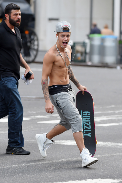 EXCLUSIVE: Justin Bieber seen skating through Central Park, with out a shirt and is joined by Usher in Central Park