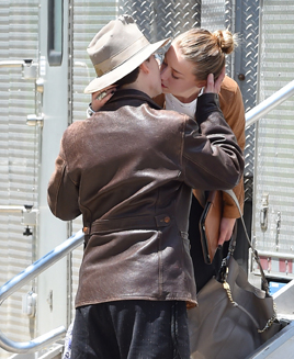 EXCLUSIVE: ***PREMIUM EXCLUSIVE RATES APPLY*** Johnny Depp and Amber Heard share a passionate kiss in NYC