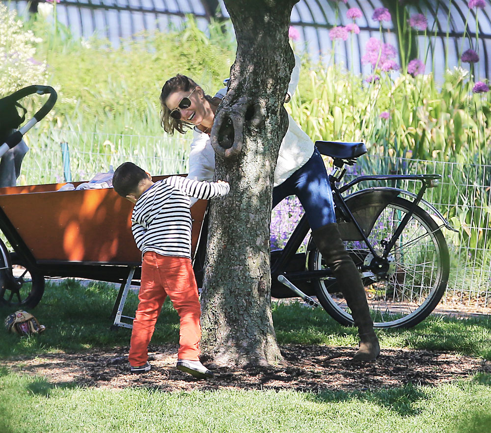 EXCLUSIVE: Tom Brady and Gisele Bundchen enjoy a family day at a park in NYC