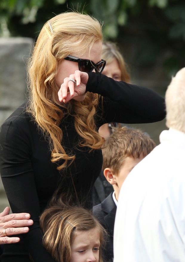Nicole Kidman's fathers funeral exit, Keith Urban Russell Crowe carry coffin