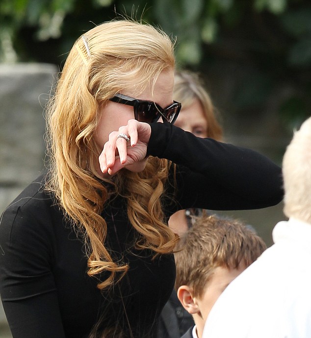 Nicole Kidmans Fathers funeral exit, Keith Urban Russell Crowe carry coffin.