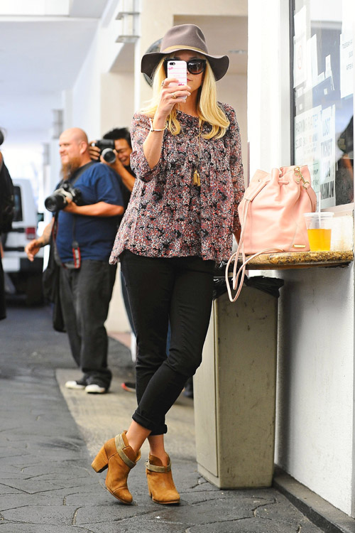 Reese Witherspoon turns the table on photographers